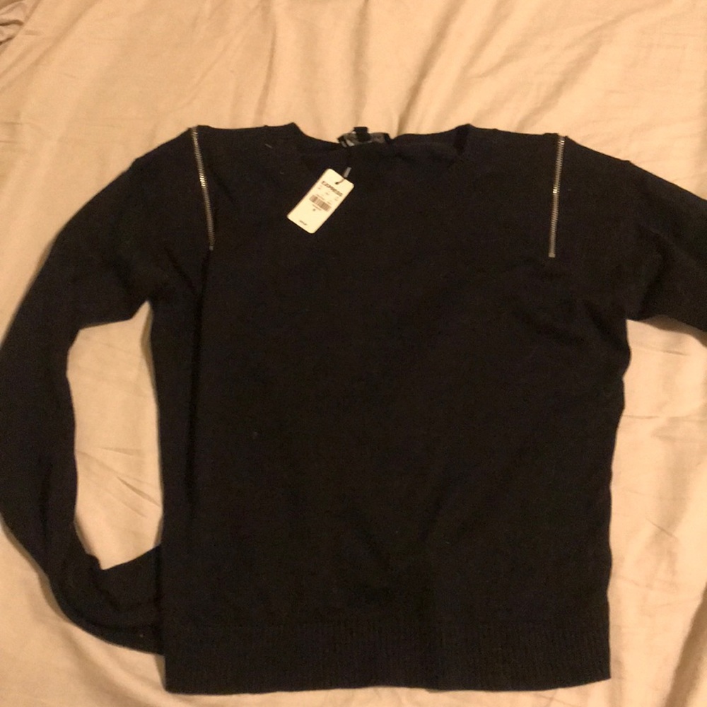 Black zipper shoulder sweater
